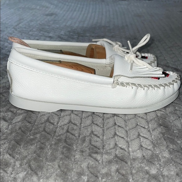 Minnetonka Moccasins White Leather w Red, Black & White Beading. Fringed Tongue - Picture 2 of 10